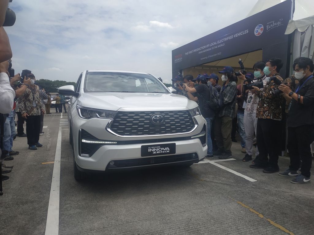 Mobil Toyota Kijang Innova Zenix Hybrid dipamerkan dalam acara seremonial di PT Toyota Motor Manufacturing Indonesia (TMMIN), Karawang, Jawa Barat, Senin (21/11/2022).