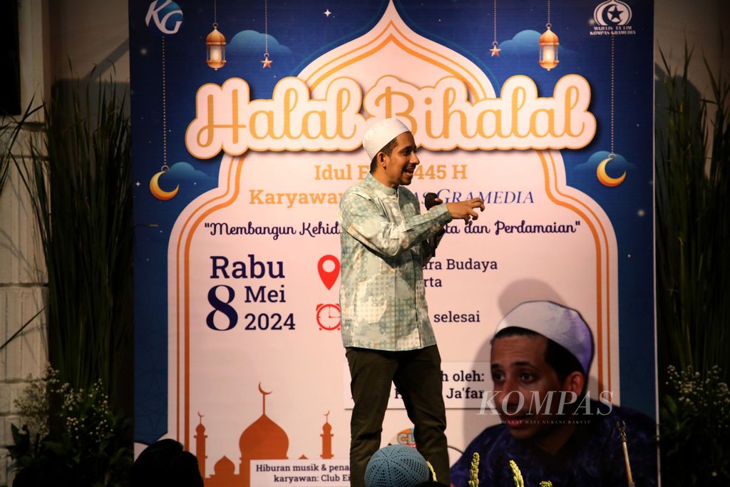 Ustaz Habib Husein bin Ja'far memberikan tausiah dalam Halalbihalal Idul Fitri 1445 Hijriah Karyawan Kompas Gramedia di Bentara Budaya Jakarta, Rabu (8/5/2025). Acara ini dihadiri karyawan Kompas Gramedia. 
