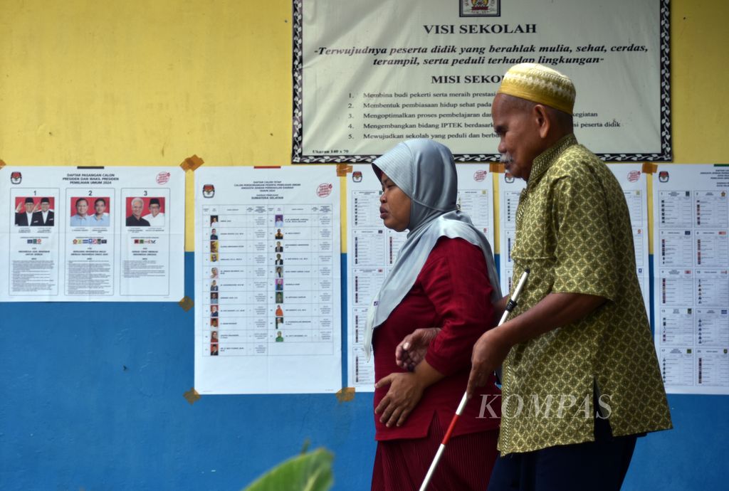 Warga tunanetra kembali menuju rumah masing-masing seusai menjalani pemungutan suara Pemilihan Umum 2024 di Tempat Pemungutan Suara (TPS) 37, RT 030 RW 005, Kelurahan 8 Ilir, Kecamatan Ilir Timur 3, Palembang, Sumatera Selatan, Rabu (14/2/2024). 