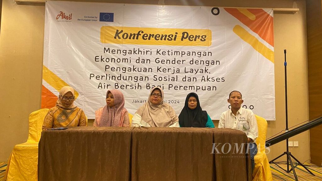 Para warga Jakarta yang hadir dalam Dialog Multipihak Mengakhiri Ketimpangan Ekonomi dan Gender dengan Pengakuan Kerja Layak, Perlindungan Sosial dan Akses Air Bersih bagi Perempuan di Jakarta Utara, Selasa (11/6/2024).