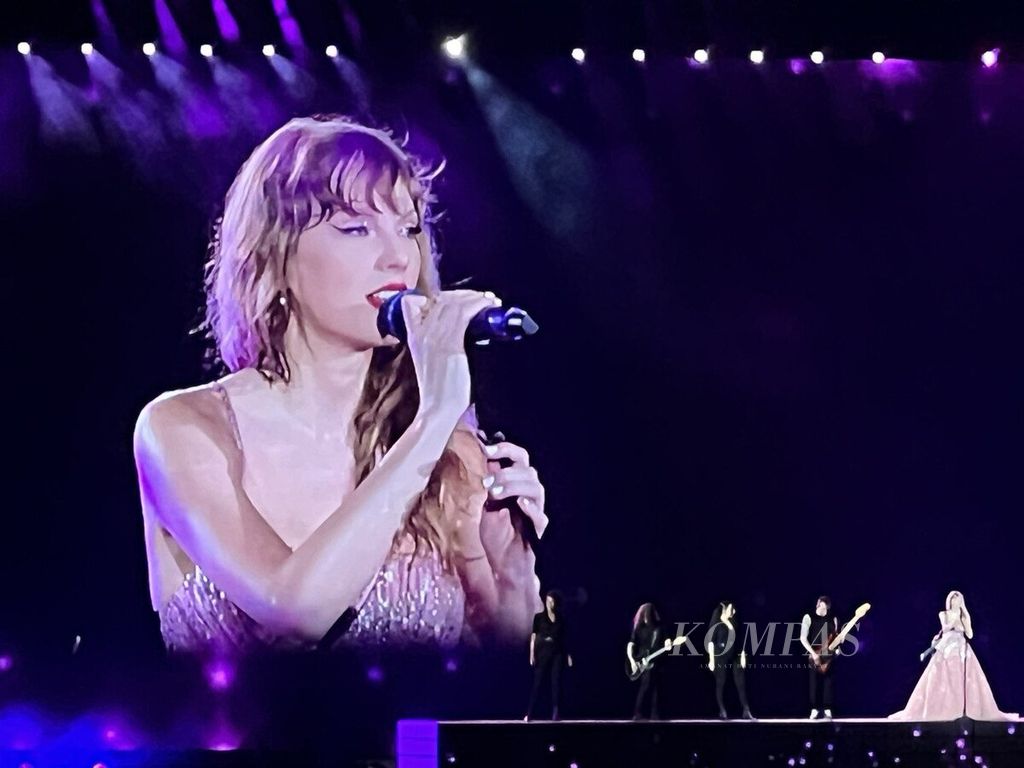 Taylor Swift tampil dalam The Eras Tour di National Stadium, Singapura, Senin (4/3/2024). 