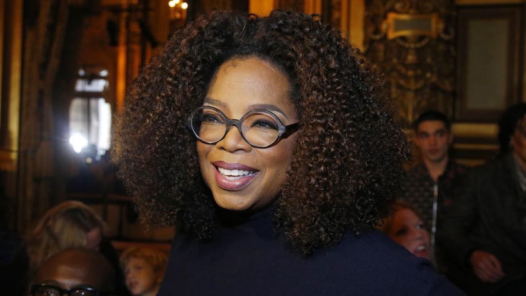 Oprah Winfrey yang memiliki gaya rambut khas dan kecantikan alami Afro. 