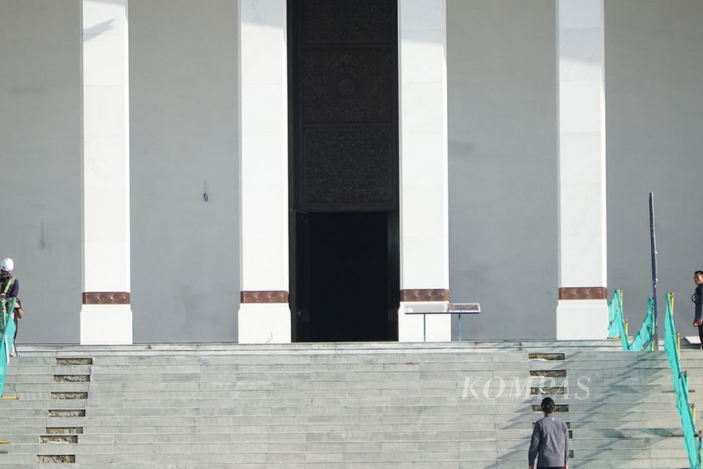 Presiden Joko Widodo melakukan peletakan batu pertama atau <i>groundbreaking</i> pembangunan gedung kantor PT Bank Tabungan Negara (Persero) Tbk di kawasan Ibu Kota Nusantara (IKN), Kabupaten Penajam Paser Utara, Kalimantan Timur, pada Rabu (5/6/2024). 