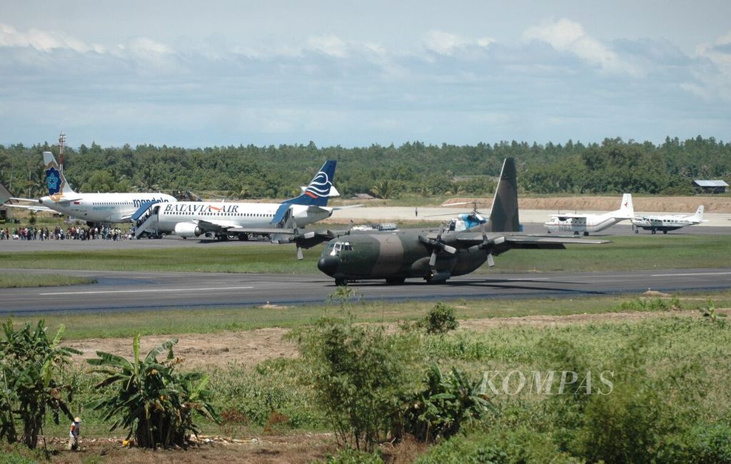 Foto ilustrasi saat pesawat Hercules TNI AU mendarat di Bandara Juwata, Kota Tarakan, Kalimantan Timur, Minggu (26/4/2009).
