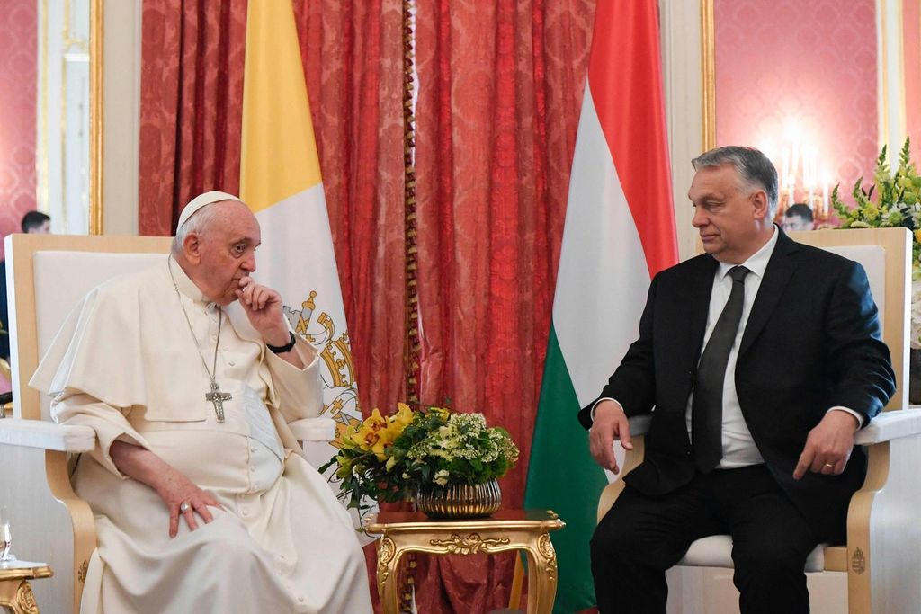 Paus Fransiskus bertemu dengan Perdana Menteri Hongaria Viktor Orban di Istana Sandor di Budapest, Hongaria, 28 April 2023.  