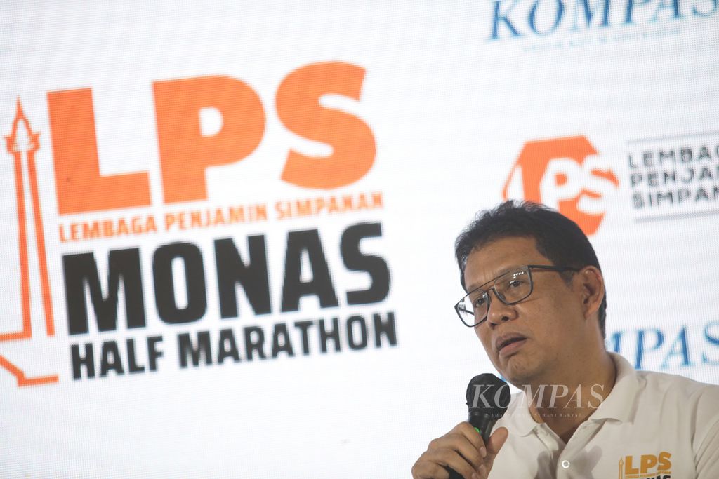 Ketua Dewan Komisioner LPS Purbaya Yudhi Sadewa, menyampaikan keterangan saat <i>kick-off </i>LPS Monas Half Marathon 2023 di Jakarta, Kamis (13/4/2023). 