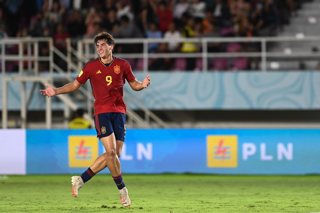 Pesepak bola tim Spanyol, Marc Guiu, berselebrasi seusai berhasil mencetak gol ke gawang tim Jepang pada pertandingan babak 16 besar Piala Dunia U-17 2023 di Stadion Manahan, Kota Surakarta, Jawa Tengah, Senin (20/11/2023). Spanyol menang atas Jepang dengan skor 2-1.