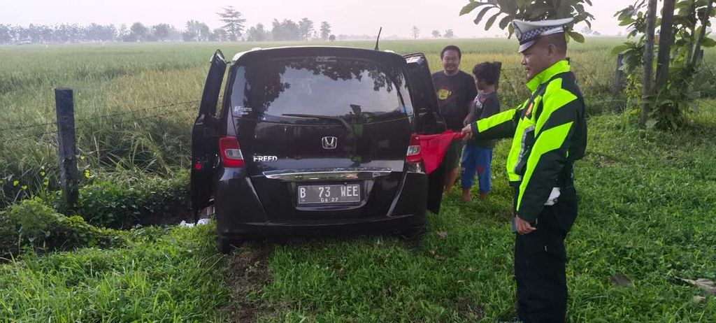 Kendaraan minibus Honda Freed terlibat kecelakaan dengan menabrak sebuah kendaraan minibus Isuzu Elf di Tol Cipali Kilometer 164.400, Kabupaten Majalengka, Jawa Barat, pada Jumat (5/4/2024). Peristiwa ini terjadi pukul 05.30.