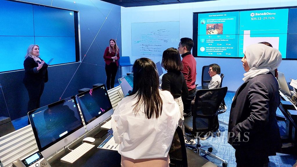 Suasana simulasi serangan siber di ruang IBM X-Force Command Center di Boston, Amerika Serikat, Selasa (31/1/2023). Salah satu faktor penting dalam upaya antisipasi dan mengatasi serangan siber adalah pemimpin, yakni yang mampu mendorong tumbuhnya budaya waspada siber.