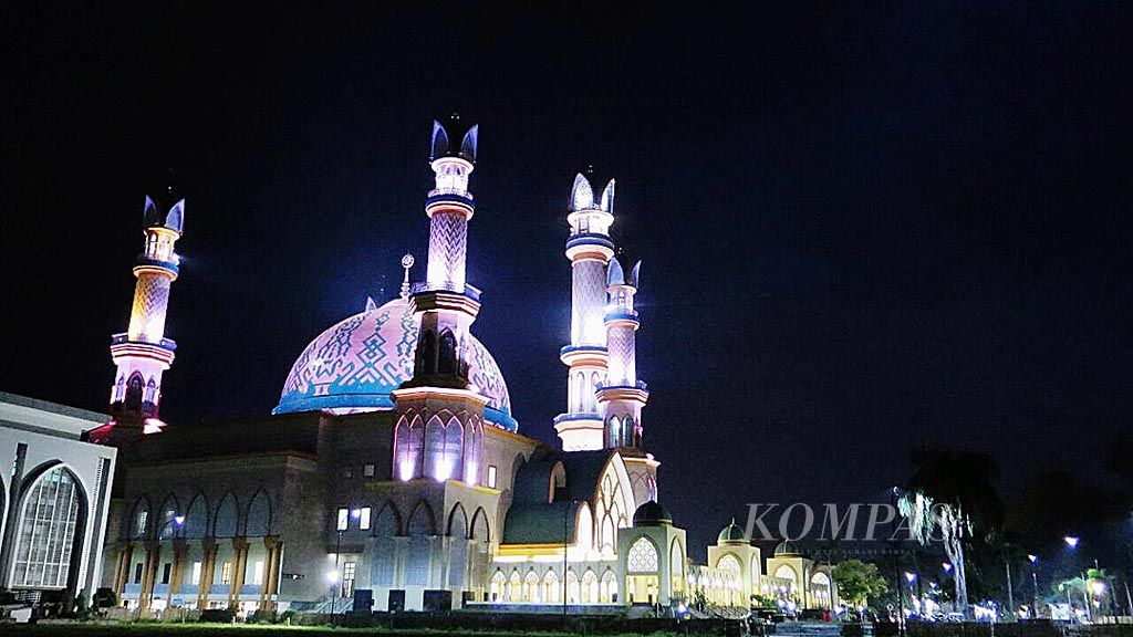 Kompleks Islamic Center  menampilkan kemegahan Masjid Hubbul Wathan di Mataram berornamen yang mencirikan keberagaman di Nusa Tenggara Barat.