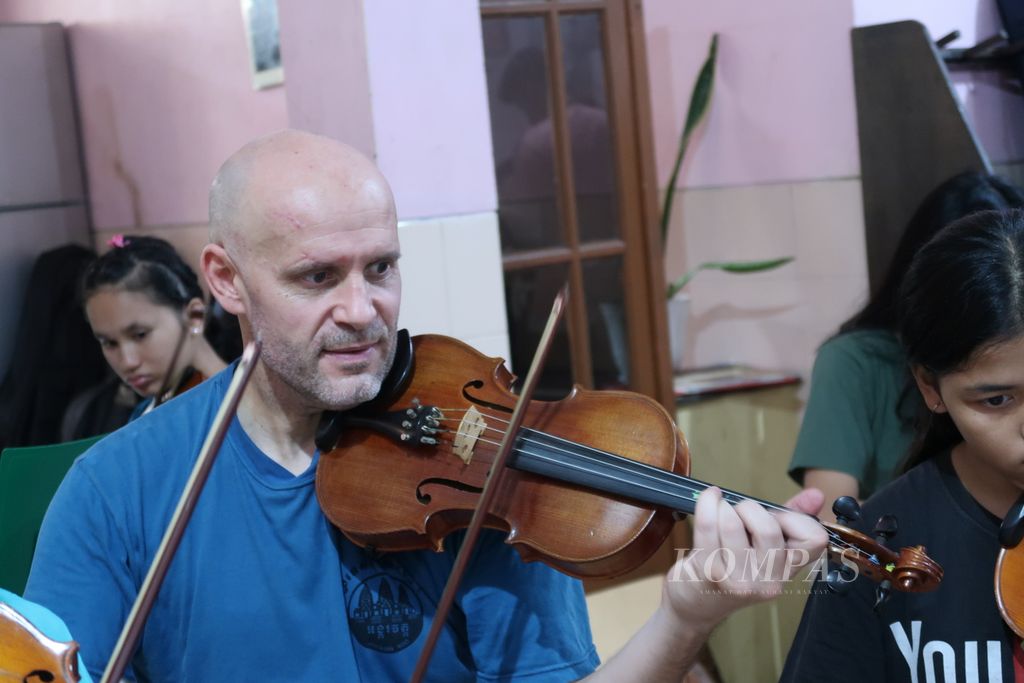 Gonzalo Simo plays the violin during a training session with the children of the Pondok Taruna Orphanage in Cipayung, East Jakarta, Friday (29/4/2022).