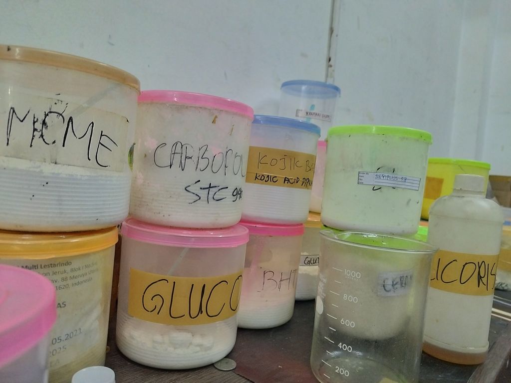 Barang baku yang digunakan untuk memproduksi berbagai produk kosmetik dan kecantikan di Pergudangan Elang Laut 1 dan 2, Kelurahan Kamal Muara, Kecamatan Penjaringan, Jakarta Utara, Kamis (16/3/2022).