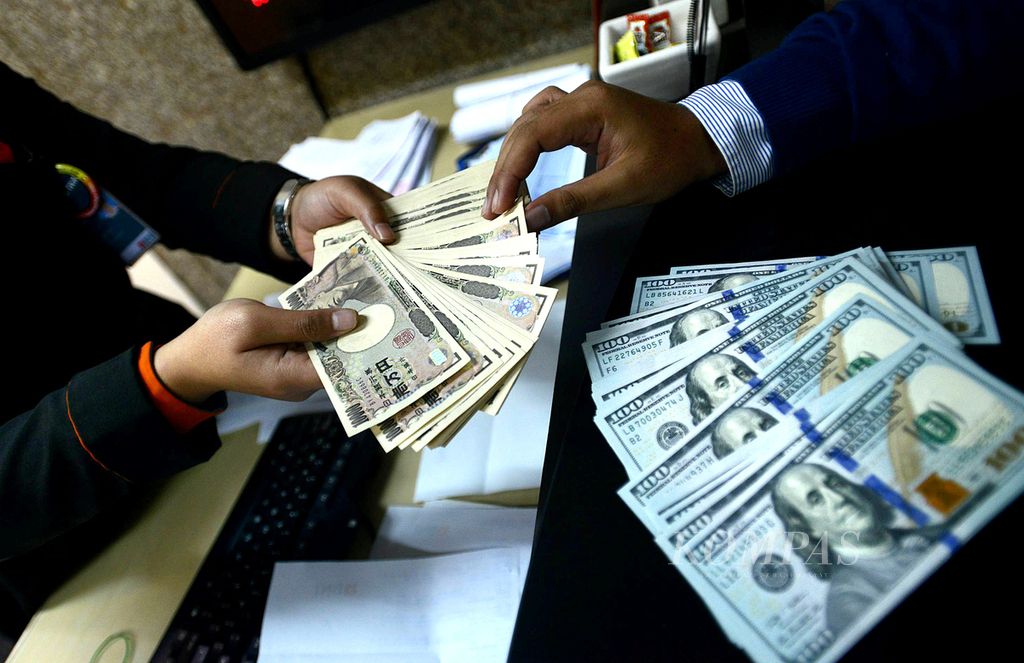 Pegawai bank menghitung uang dollar AS dan yen Jepang saat transaksi valuta asing di Bank BNI Sudirman, Jakarta, Senin (8/12/2014). 