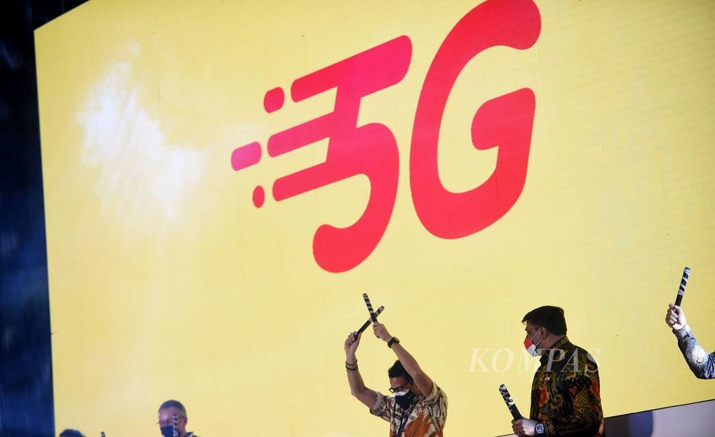 Menteri Pariwisata dan Ekonomi Kreatif Sandiaga Uno (tengah ) memimpin Peluncuran Indosat Ooredoo 5G Services dan ITS 5G Experience Center Powered by Nokia di Gedung Robotika Institut Teknologi Sepuluh Nopember, Surabaya, Jawa Timur, Kamis (16/9/2021). 