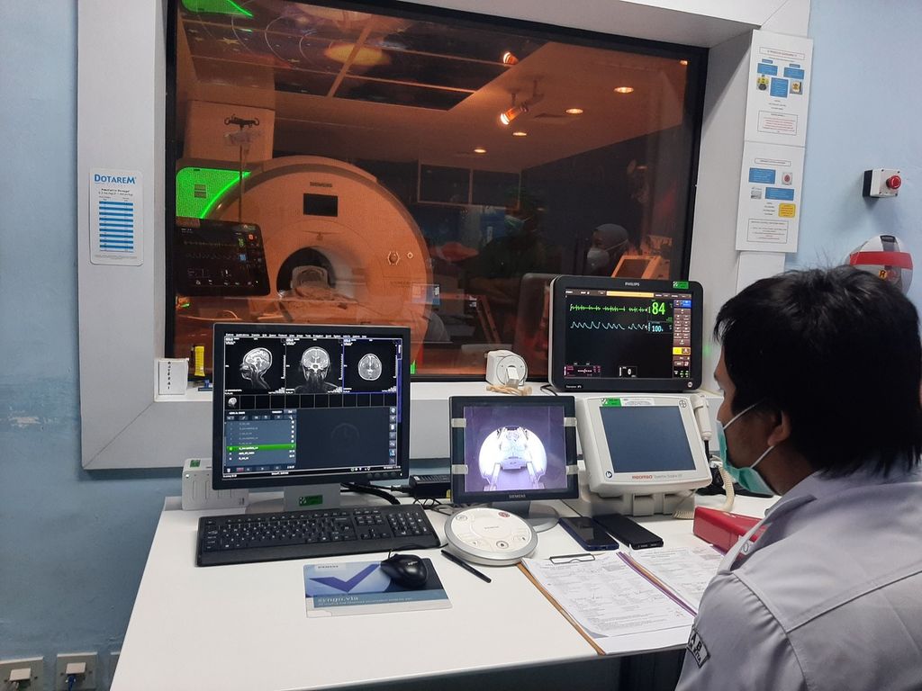Tenaga kesehatan memantau pemeriksaan <i>magnetic resonance imaging </i>(MRI) jantung di RSAB Harapan Kita, Jakarta, Kamis (15/12/2022).
