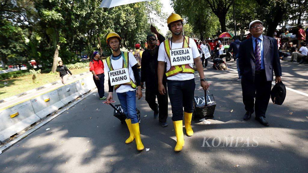 Members of the Union of Independent Workers Federation perform a play during a rally on Tuesday (1/5/2018) to commemorate International Labor Day, or May Day, in Jakarta. The workers also objected to Presidential Regulation No. 20/2018 on foreign workers during the rally.