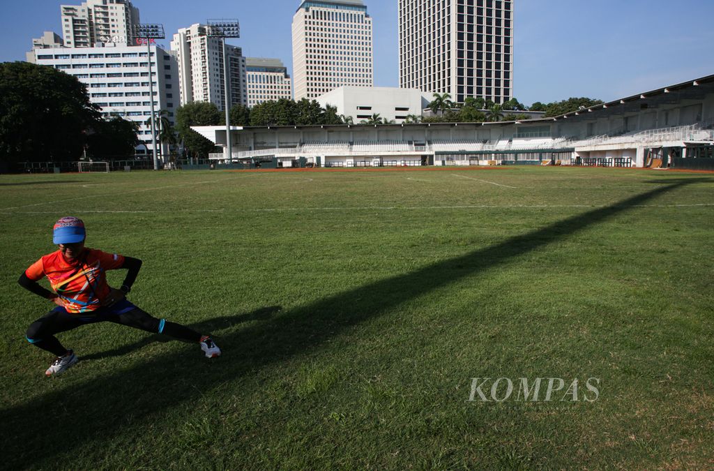 Mirna Nizir (61) berlatih di kawasan Stadion Utama Gelora Bung Karno, Jakarta Pusat, Rabu (28/6/2023). Latihan tersebut ia lakukan sebagai persiapan untuk mengikuti ajang lari Berlin Marathon.