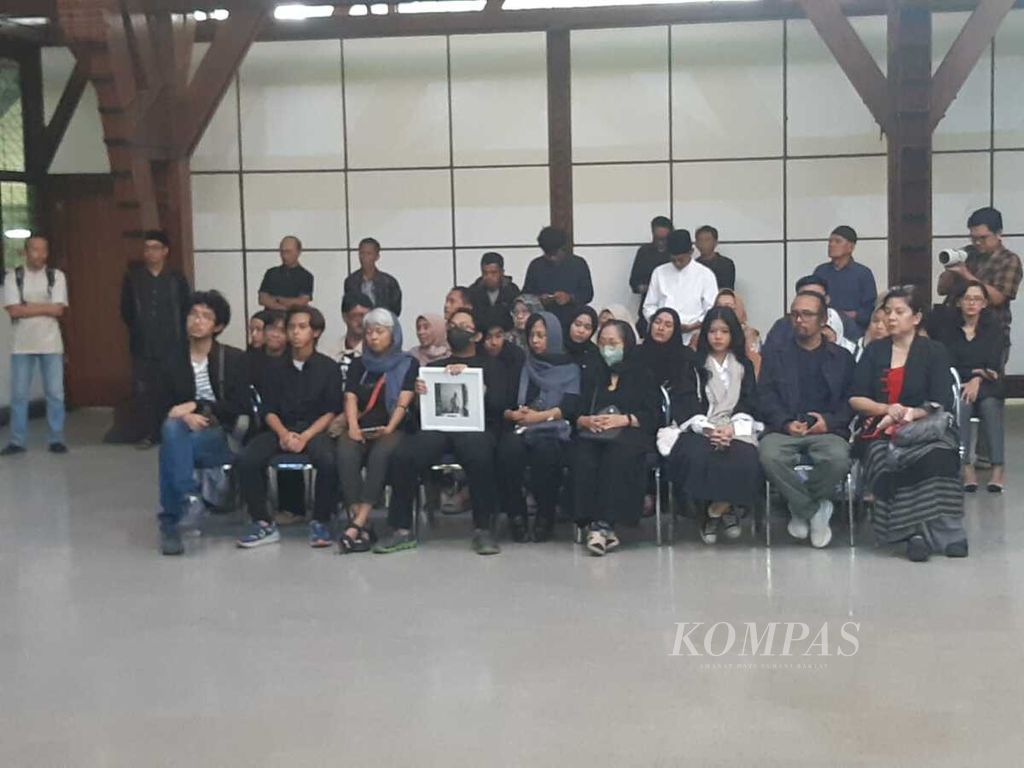 The wife, three children, son-in-law, and grandchildren of the late art maestro Abdul Djalil Pirous gathered in the East Hall of the Bandung Institute of Technology, West Java, on Wednesday (17/4/2024).