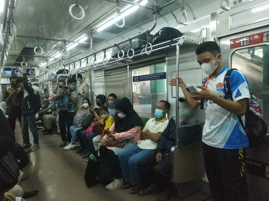 Masyarakat masih dianjurkan untuk memakai masker saat melakukan perjalanan menggunakan kereta rel listrik (KRL) di Jakarta, Sabtu (10/6/2023).