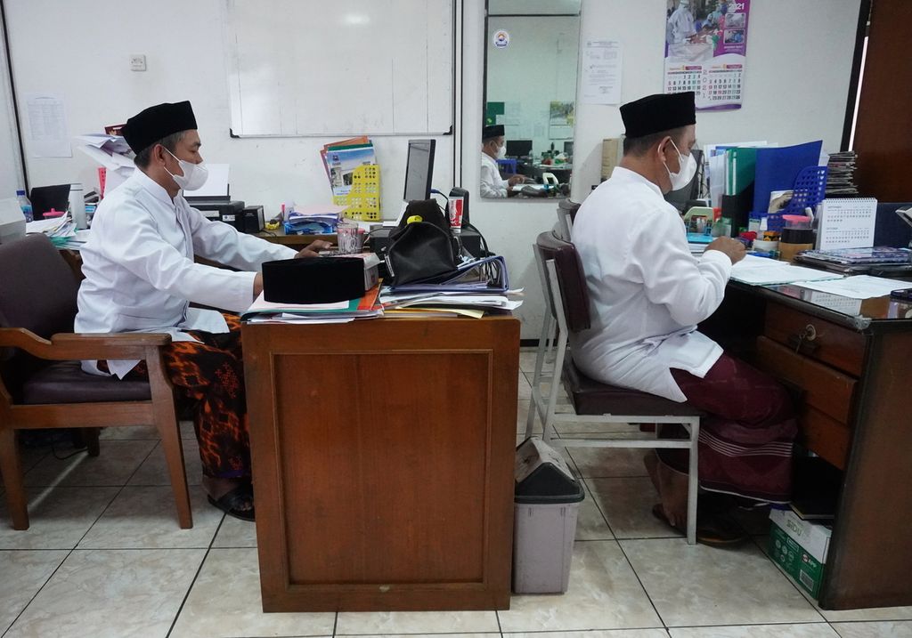 Sejumlah ASN yang berpakaian ala santri menjalankan aktivitasnya di kantor bagian Humas dan Protokol Pemerintah Kota Tegal, Jawa Tengah, Jumat (22/10/2021). 