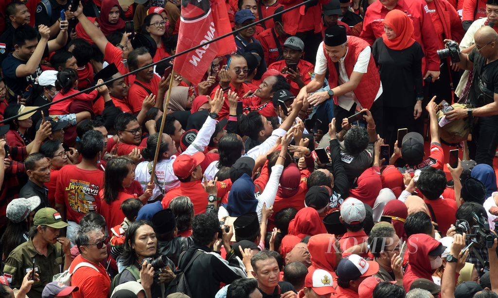 Calon presiden dari PDI-P, Ganjar Pranowo, menyalami pendukungnya seusai memberikan sambutan di depan Posko Gotong Royong, Jalan Pandegiling, Surabaya, Jawa Timur, Sabtu (6/5/2023). Ganjar Pranowo berkunjung ke Surabaya untuk menghadiri sejumlah agenda, salah satunya Rapat Konsolidasi PDI Perjuangan Se-Jawa Timur. 