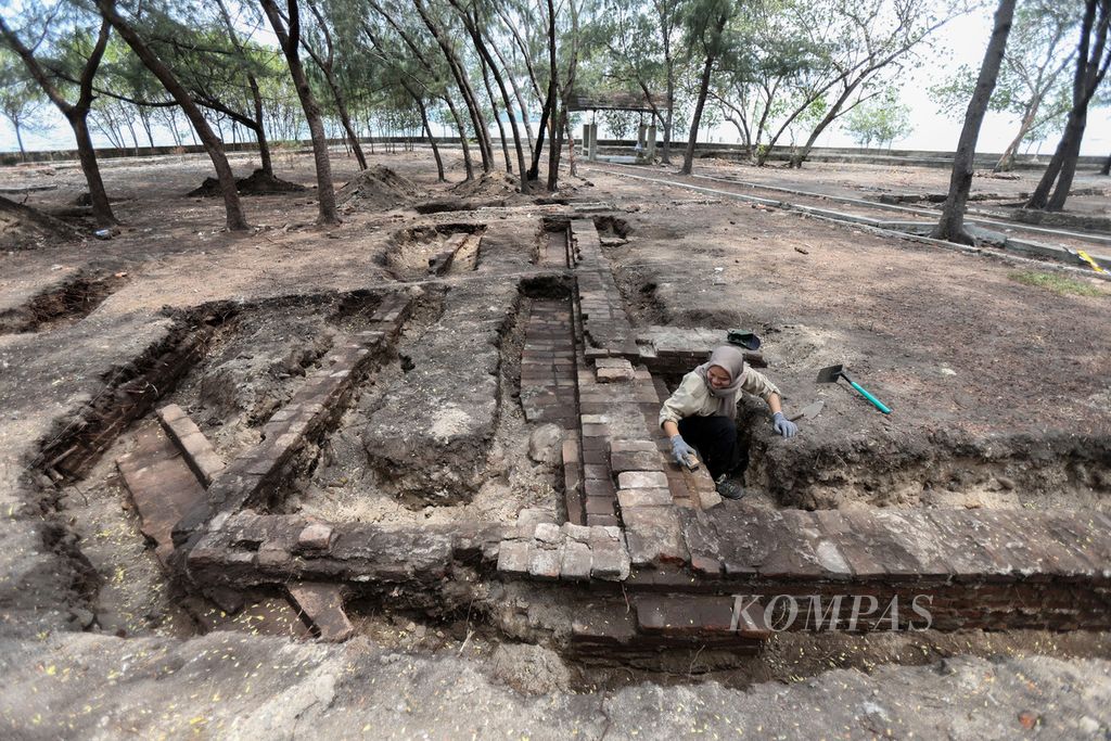 Salah seorang dari tim arkeolog Dinas Kebudayaan DKI Jakarta membersihkan sisa bangunan yang diduga bastion benteng sisi timur yang dibangun pada masa pemerintahan VOC di Pulau Onrust, Kepulauan Seribu, DKI Jakarta, Rabu (15/11/2023). 
