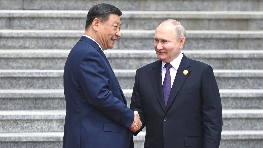 Chinese President Xi Jinping (left) welcomed Russian President Vladimir Putin at the Great Hall of the People in Beijing on May 16, 2024.