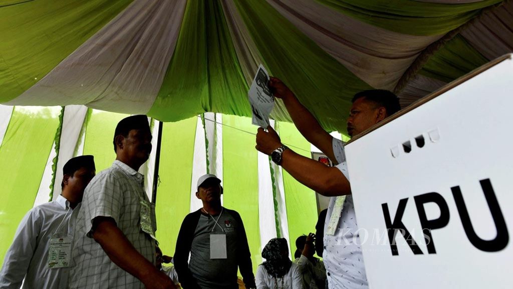 Proses penghitungan surat suara dalam simulasi pemungutan suara dan penghitungan suara Pemilu 2019 di Kecamatan Cengkareng, Jakarta Barat, Selasa (9/4/2019). Simulasi dilakukan untuk memantau kesiapan Kelompok Penyelenggara Pemungutan Suara (KPPS).