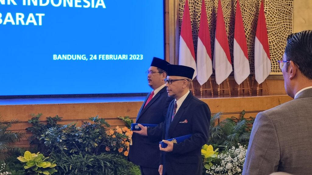 Kepala Perwakilan Bank Indonesia Provinsi Jawa Barat Erwin Gunawan Hutapea (kiri) bersama kepala sebelumnya, Herawanto, dalam pengukuhan kepala perwakilan di kantornya, Kota Bandung, Jabar, Jumat (24/2/2023).