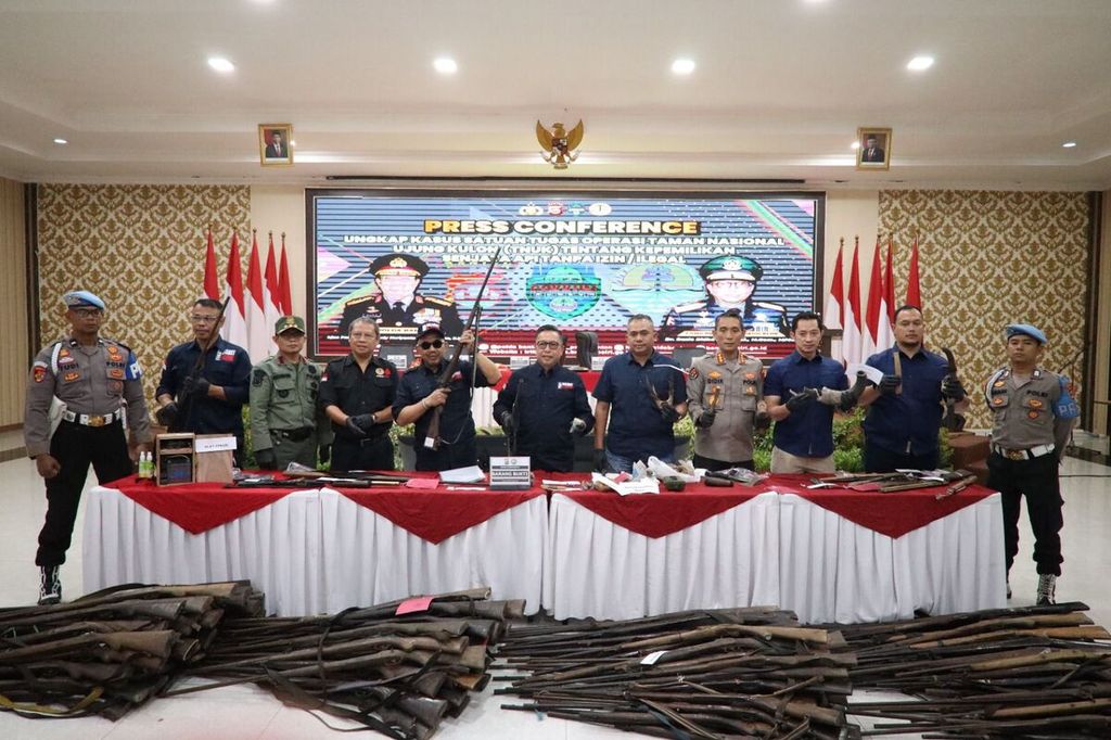 Kepolisian Daerah Banten bersama tim gabungan Kementerian Lingkungan Hidup dan Kehutanan menunjukkan 294 senjata api rakitan ilegal yang disita dari sejumlah warga di sekitar kawasan Taman Nasional Ujung Kulon, Banten.
