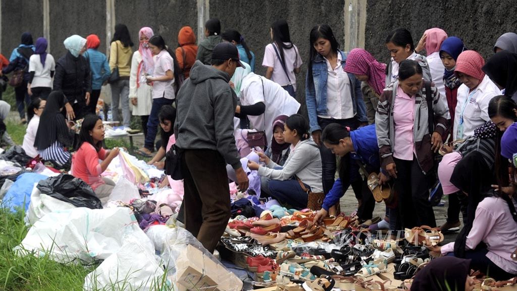 Pekerja pabrik memanfaatkan waktu luang sebelum bekerja dengan berbelanja di kawasan industri Bawen di Kabupaten Semarang, Jawa Tengah, beberapa waktu lalu.