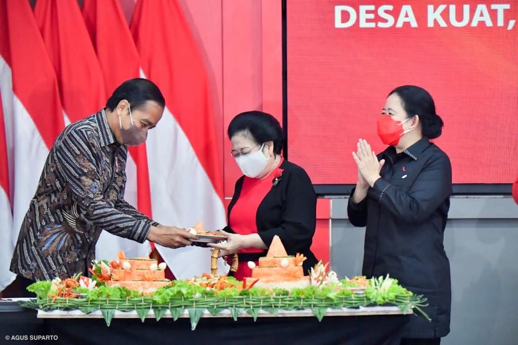 Presiden Joko Widodo memberikan potongan pertama tumpeng ulang tahunnya kepada Ketua Umum PDI-P Megawati Soekarnoputri yang juga Presiden RI periode 2001-2004, Selasa (21/6/2022), di Rakernas PDI-P, Jakarta.