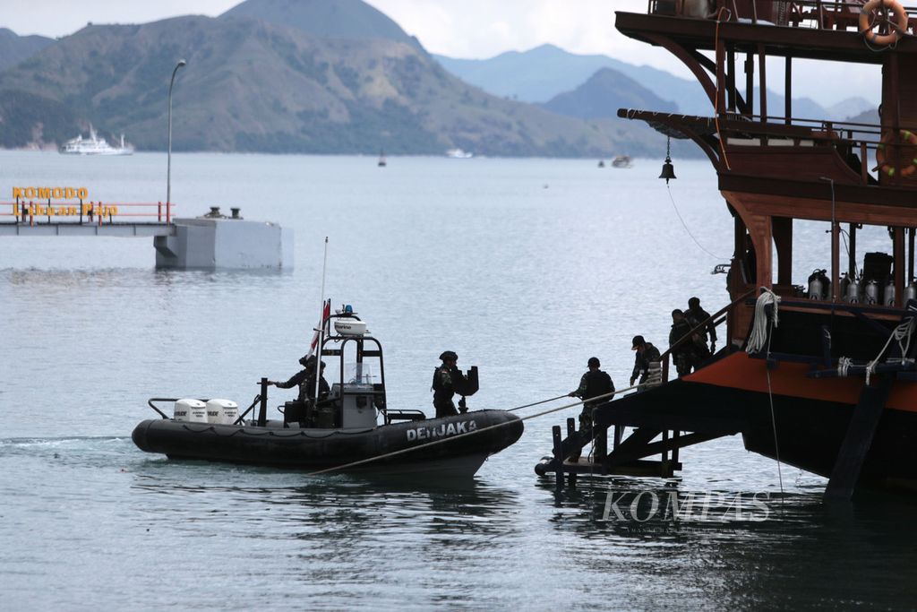 Petugas keamanan memeriksa kapal pinisi yang bersandar di Dermaga Marina, Labuan Bajo, Manggarai Barat, Nusa Tenggara Timur, Senin (8/5/2023). Para pemimpin ASEAN akan makan siang di kapal pinisi dalam rangkaian KTT Ke-42 ASEAN. 