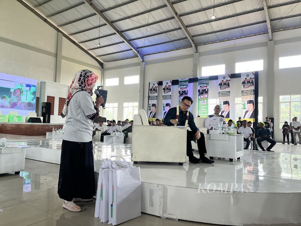 Calon wakil presiden nomor urut 1, Abdul Muhaimin Iskandar, mendengarkan keluhan dari pelaku usaha mikro, kecil, dan menengah di Kudus, Jawa Tengah, Sabtu (23/12/2023).