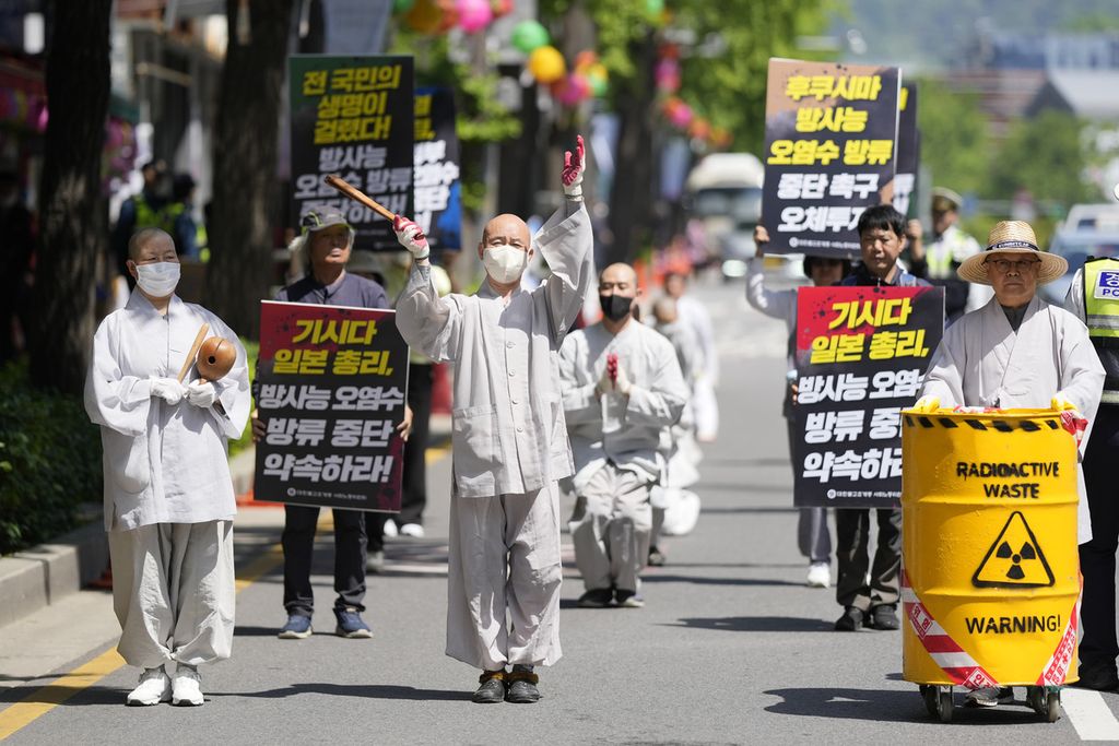 Warga Korea Selatan berunjuk rasa di di Seoul, Korsel, pada Mei 2023. Warga Korsel memprotes keputusan Jepang membuang air tercemar radioaktif dari PLTN Fukushima ke laut.