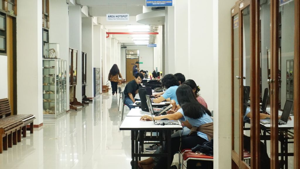 Sejumlah mahasiswa dari Universitas Atma Jaya Yogyakarta sedang belajar di meja-meja yang berada di lorong kampus, di Sleman, DI Yogyakarta, Kamis (27/9/2018).