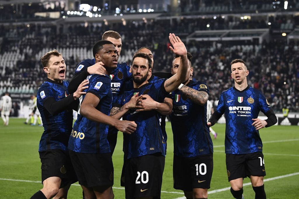 Para pemain Inter Milan merayakan gol Hakan Calhanoglu (tengah) ke gawang Juventus dalam lanjutan Liga Italia di Stadion Juventus, Turin, Italia (4/4/2022). Inter berhasil mengalahkan Juventus. Pendapatan klub-klub elite Italia masih kalah dibandingkan dengan klub dari negara-negara lain di Eropa.