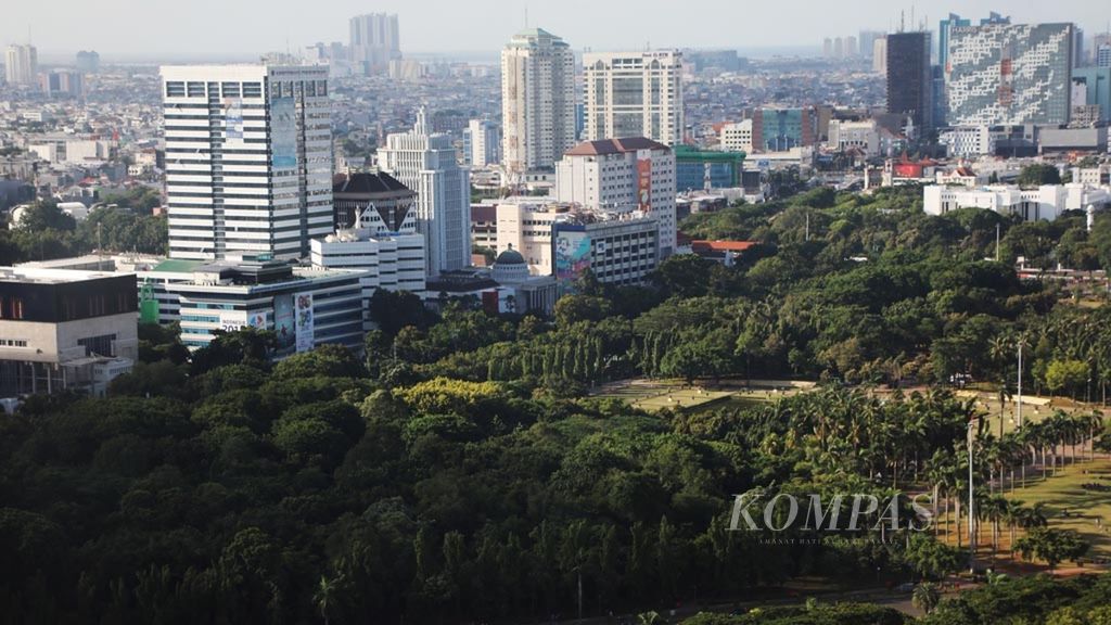 The view of the park in the Tugu Monas complex, Central Jakarta, was captured some time ago. The 80-hectare Tugu Monas complex, in addition to being a historical tourist destination and an iconic monument in the capital, also provides green open spaces that serve as the city's lungs, producing oxygen that can help reduce greenhouse gas emissions.