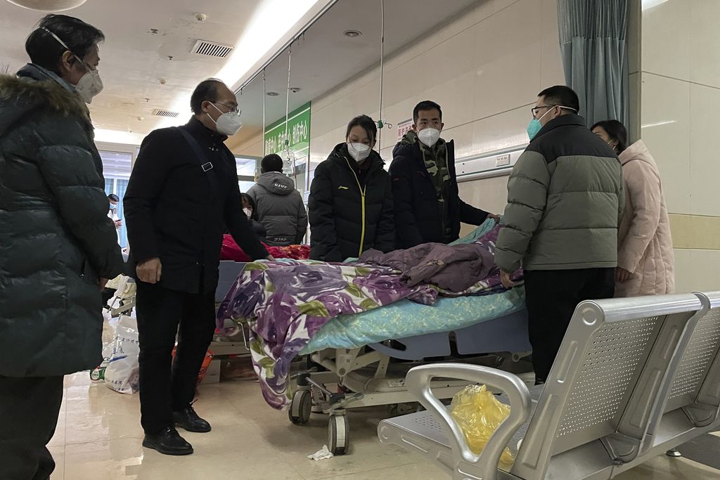 Keluarga berkumpul di depan jenazah seorang perempuan yang baru saja meninggal di IGD Rumah Sakit Langfang No 4 di Kota Bazhou, Provinsi Hebei, China, Kamis (22/12/2022). 