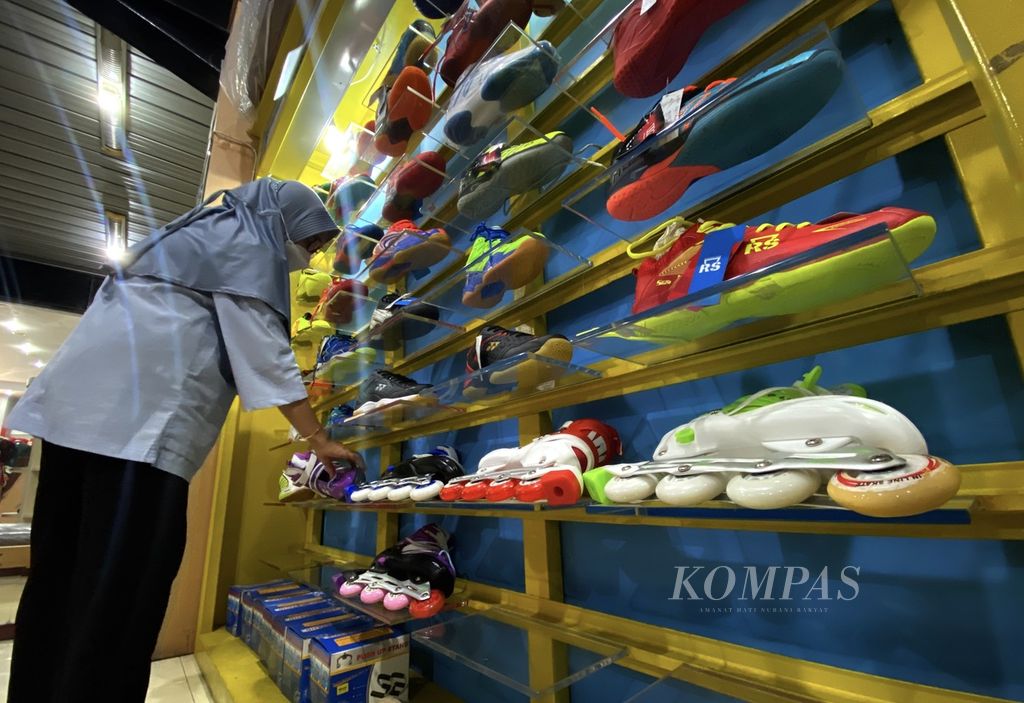 Pembeli memilih sepatu roda di sebuah toko peralatan olahraga di Kelurahan Pekunden, Kecamatan Semarang Tengah, Kota Semarang, Jawa Tengah, Jumat (9/9/2022). Belakangan, penjualan sepatu roda di toko tersebut berkisar 1-2 pasang per hari. Hal itu kontras dengan kondisi pada tahun 2012 saat sepatu roda sedang beken di Semarang. Kala itu, toko tersebut mampu menjual hingga lebih dari 200 pasang sepatu roda per hari.