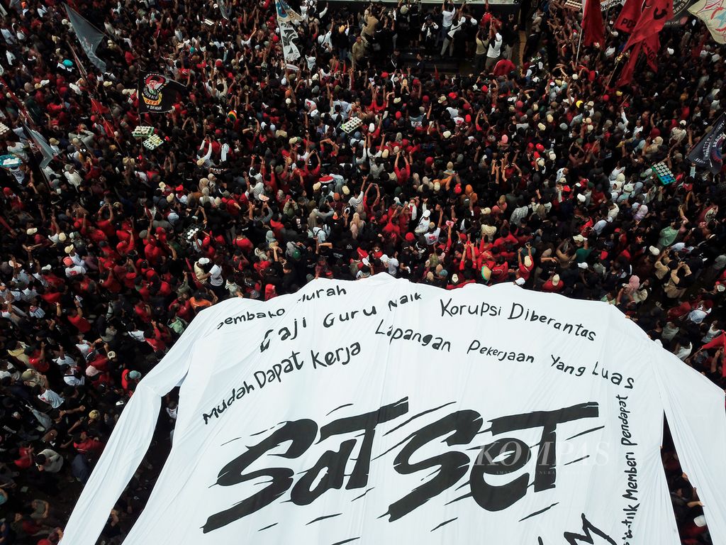 Sebuah spanduk raksasa berisi janji politik dibentangkan di tengah massa yang hadir pada kampanye terakhir calon presiden dan wakil presiden Ganjar Pranowo-Mahfud MD di Lapangan Pancasila, Simpang Lima, Kota Semarang, Jawa Tengah, Sabtu (10/2/2024).