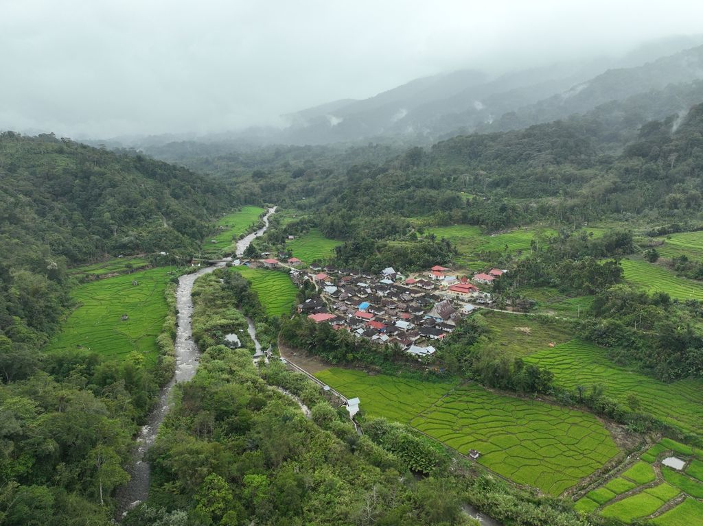 Suasana Desa Rantau Kermas marga Serampas yang dikelilingi oleh hutan adat, di Kabupaten Merangin, Provinsi Jambi, Sabtu (26/11/2023). 