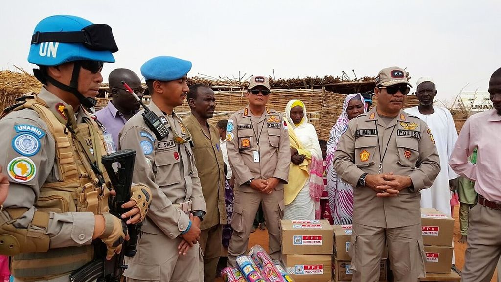 Kepala Divisi Hubungan Internasional Polri Inspektur Jenderal HS Maltha bersama lima perwira menengah Polri mengunjungi anggota Polri yang menjadi pasukan penjaga perdamaian di Darfur, Sudan.