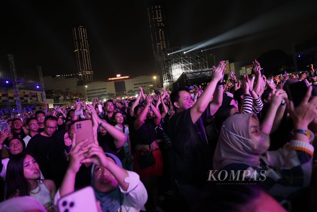Sheilagank fans welcomed the appearance of the band Sheila On 7 at the Tunggu Aku concert in Jakarta, at JIExpo Kemayoran, Central Jakarta, on Saturday night (January 28, 2023).