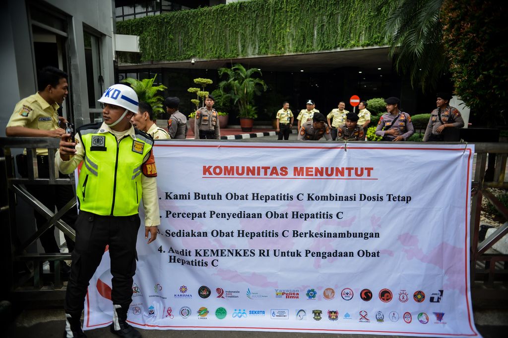 Spanduk berisi tuntutan para peserta aksi dipasang di depan Kantor Kementerian Kesehatan (Kemenkes), Jakarta Pusat, Senin (29/5/2023). 