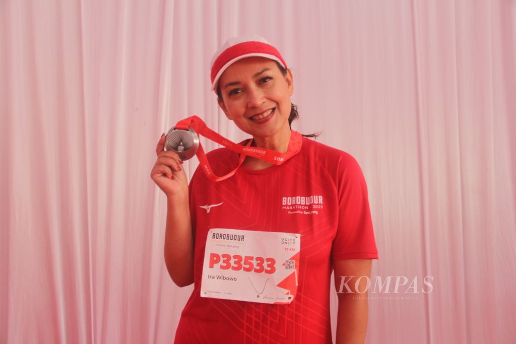 Aktris Ira Wibowo menunjukkan medali seusai mengikuti lomba lari kategori 10 kilometer dalam ajang Borobudur Marathon 2023 Powered by Bank Jateng, Minggu (19/11/2023), di kawasan Borobudur, Kabupaten Magelang, Jawa Tengah.