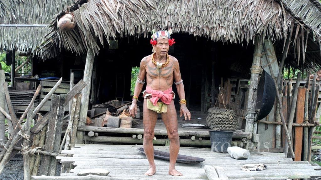 <i>Teuk kerei</i>, salah seorang <i>sikerei </i>di Tinambu, Kabupaten Kepulauan Mentawai, berpose seusai memimpin punen di salah satu uma. <i>Teuk kerei</i> adalah salah satu <i>sikerei</i> yang masih bertato. Tato sudah semakin banyak ditinggalkan oleh masyarakat Mentawai.