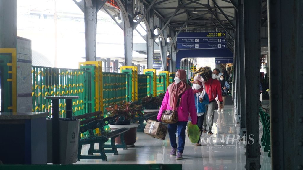 Para penumpang kereta api baru saja tiba di Stasiun Purwosari, Surakarta, Jawa Tengah, Kamis (28/4/2022).