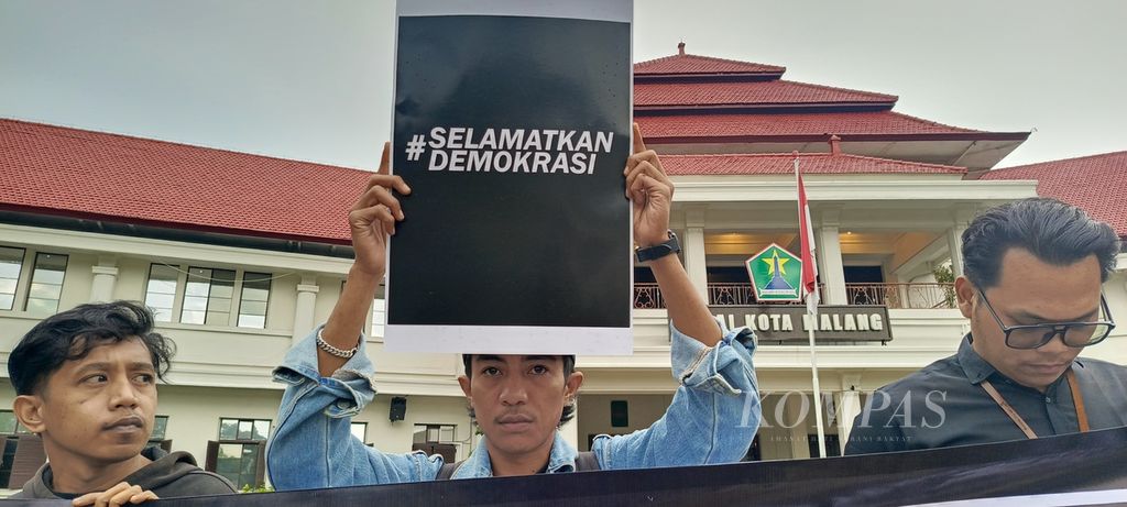 Aksi dalam forum Kamisan di Malang tersebut juga menyoroti anak haram konstitusi dan pelanggar HAM.