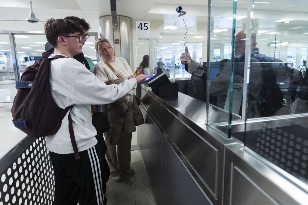 Keluarga de Staercke, pelancong dari Belgia, tiba di Bandara Internasional Dulles, Amerika Serikat, pada Senin (1/4/2024).
